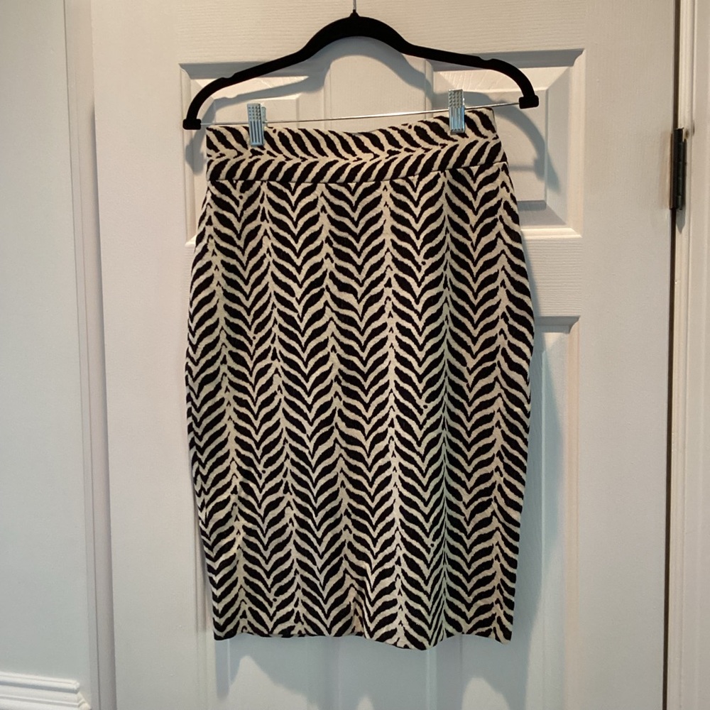 Diane Von Furstenberg Black and Cream Printed Pencil Skirt, Size 10
